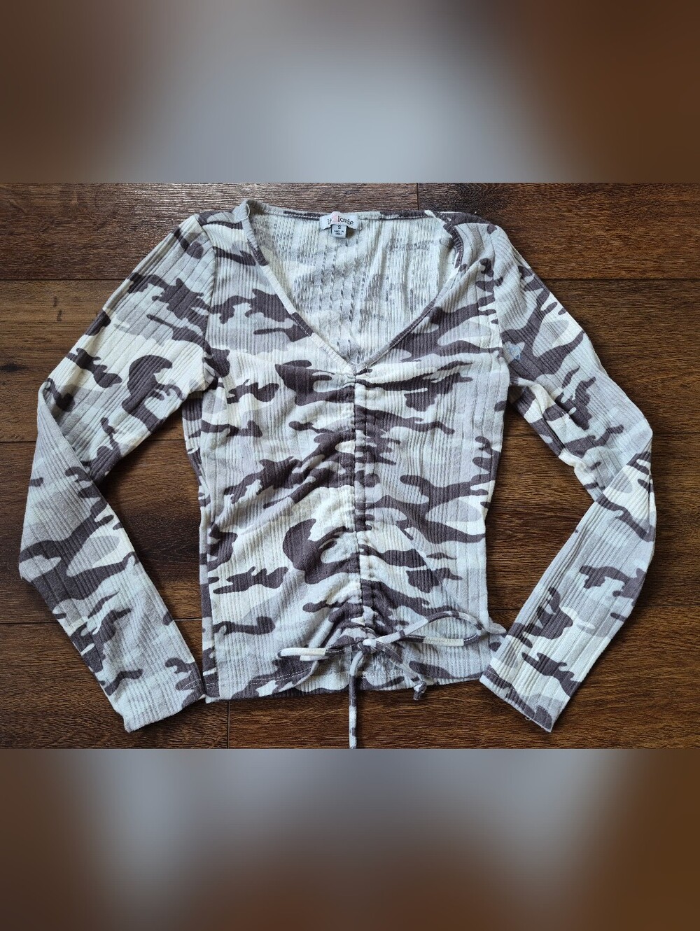 NEW Liv & Lottie Long Sleeve Gray Camo Crop Top Vneck Runched Front w/ Tie Sz S